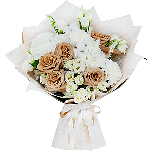 Роза Тоффи - 8, lisianthus - 5, Baltica White Spray Chrysanthemum - 5, Cotton bud, Cinnamon decorative packaging, Wrapping Paper