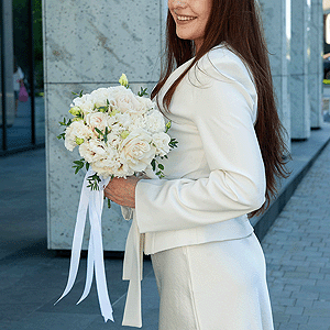 White rose 50 cm Ecuador - 5, Carnation white, cream - 5, lisianthus - 4, Eucalyptus parvifolia (1 pc.), Ribbon