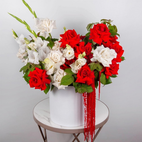 White rose 50 cm Ecuador - 13, Red rose Nina 50 cm - 15, White Gladiolus - 4, lisianthus - 3, Round flower box medium, Oasis, Amaranth stabilized,  Raspberry branch