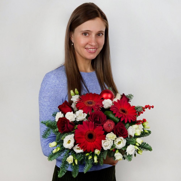 Gerbera red - 7, lisianthus - 4, Red rose 50 cm - 7, Medium Basket, Oasis, Aspidistra (1 pc.), Hypericum, Decorative element small, Christmas decor (set), Spruce branches (1pc.)