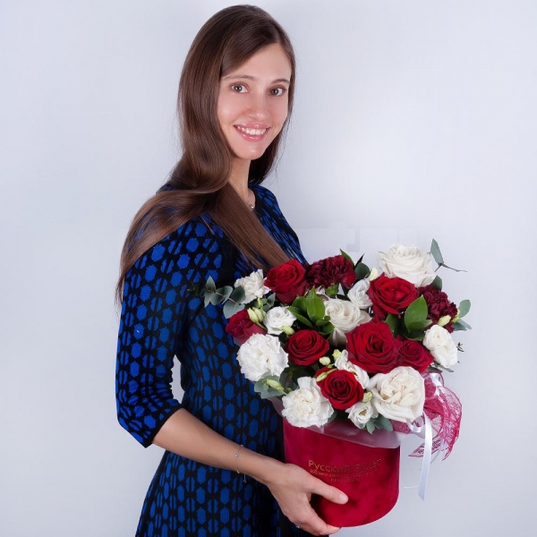Carnation red - 4, Red rose 50 cm - 10, White rose 50 cm - 5, lisianthus - 3, Carnation white, cream - 5, Round flower box small , Oasis, Eucalyptus Cinerea, Ruscus, Ribbon