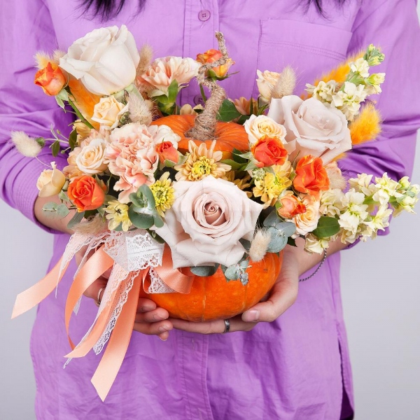 Rose Powder 50 cm Ecuador (Quicksand, Menta) - 4, White Matthiola - 2, Carnation white, cream - 5, Spray rose: white, cream, light pink 50 cm - 3, Baltica Yellow Spray Chrysanthemum - 2, Pumpkin medium (d 20-25 cm), Oasis, Eucalyptus Cinerea, Ribbon