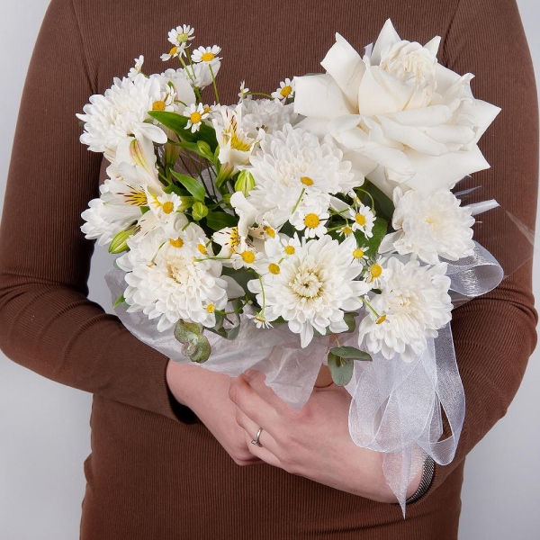 Baltica White Spray Chrysanthemum - 1, White rose 50 cm Ecuador - 1, Chamomile - 1, Alstromeria white, soft pink - 2, Cardboard pot (cup), Oasis, Eucalyptus, Wrapping Paper