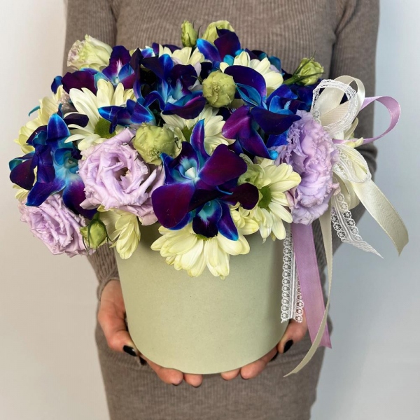 Bacardi White Spray Chrysanthemum - 5, Orchid Dendrobium - 15, Purple Lisianthus (Eustoma) - 7, Flask for orchids, Oasis, Round flower box medium, Ribbon