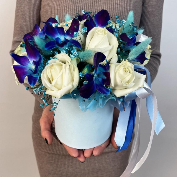 White rose 50 cm - 15, Orchid Dendrobium - 10, Gypsophila - 2, Flask for orchids, Dried flowers in assortment, Oasis, Round flower box small , Ribbon