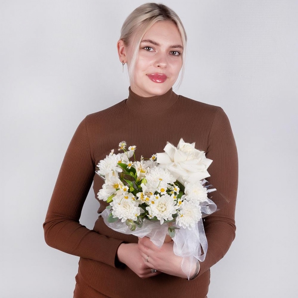 Baltica White Spray Chrysanthemum - 1, White rose 50 cm Ecuador - 1, Chamomile - 1, Alstromeria white, soft pink - 4, Cardboard pot (cup), Oasis, Eucalyptus, Wrapping Paper