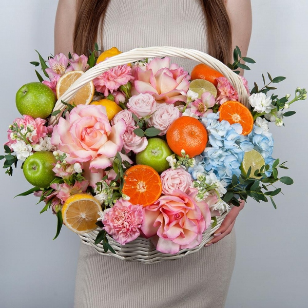 Rose Esperance - 3, Pink carnation - 11, Blue/purple hydrangea - 1, Alstromeria white, soft pink - 3, Peony sprayrose - 2, White Matthiola - 3, Large Basket, Oasis, Eucalyptus, Apple, 1 pc., Tangerine, 1 pc., Lemon, 1 pc., Wooden skewer, Film