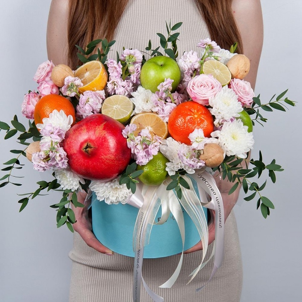Baltica White Spray Chrysanthemum - 2, Matthiola Lilac - 5, Peony sprayrose - 2, Round flower box medium, Oasis, Eucalyptus, Apple, 1 pc., Lemon, 1 pc., Tangerine, 1 pc., Walnut (10 pieces), Pomegranate, Wooden skewer, Wrapping Paper