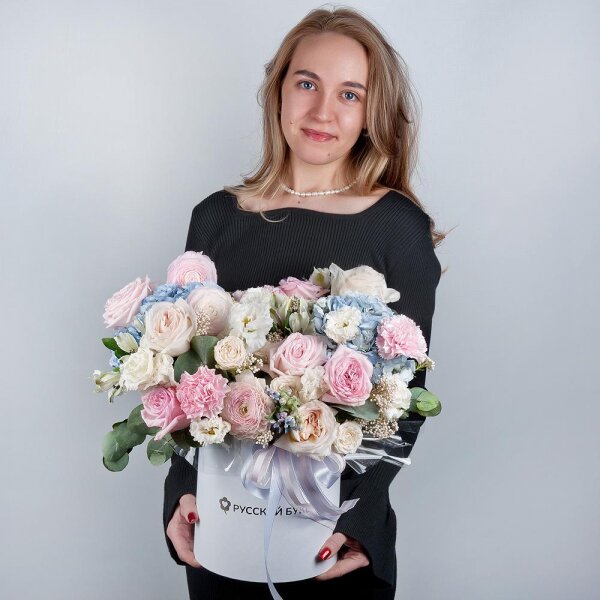 Blue/purple hydrangea - 2, Peony style roses - 3, Ranunculus Pink - 3, lisianthus - 3, Pink carnation - 5, Alstromeria white, soft pink - 7, Peony sprayrose - 2, Peony rose pink 'OHara' - 3, Round flower box medium, Oasis, Ozotamnus, Oksipetalum, Eucalyptus, Ribbon
