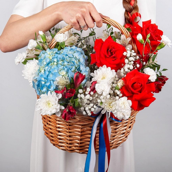 Red rose Nina 50 cm - 5, Gypsophila - 1, White spray carnation - 4, Blue/purple hydrangea - 1, Alstromeria white, soft pink - 5, Alstromeria Red, Bright Pink - 3, Baltica White Spray Chrysanthemum - 1, Medium Basket, Oasis, Pistachio, Ribbon