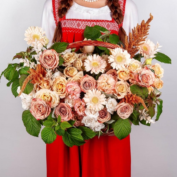 Gerbera white - 14, Rose Pink 50 cm Ecuador (Chelo, Hermosa, Novia, Titanik, Engagement, Pink Mondiale) - 9, lisianthus - 4, Spray rose: white, cream, light pink 50 cm - 9, Medium Basket, Oasis, Astilbe, Dried flowers in assortment,  Raspberry branch