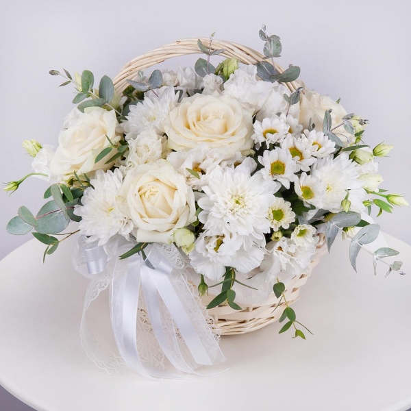 White rose 50 cm - 7, Santini White Spray Chrysanthemum - 2, lisianthus - 2, Baltica White Spray Chrysanthemum - 2, Small Basket, Oasis, Eucalyptus Cinerea, Ribbon