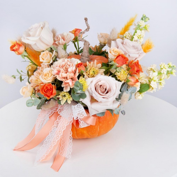 Rose Powder 50 cm Ecuador (Quicksand, Menta) - 3, White Matthiola - 2, Carnation white, cream - 4, Spray rose: white, cream, light pink 50 cm - 2, Baltica Yellow Spray Chrysanthemum - 2, Pumpkin medium (d 20-25 cm), Oasis, Eucalyptus Cinerea, Ribbon