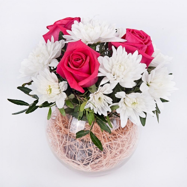 Pink rose 50 cm - 5, Baltica White Spray Chrysanthemum - 2, Transparent vase, Oasis, Sisal, Pistachio