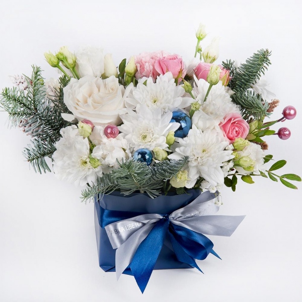 White rose 50 cm - 3, Baltica White Spray Chrysanthemum - 1, lisianthus - 2, Bright pink spray rose mix, 50 cm - 2, Pink carnation - 2, Spruce branches (1pc.), Oasis, Christmas decor (set), Wrapping Paper