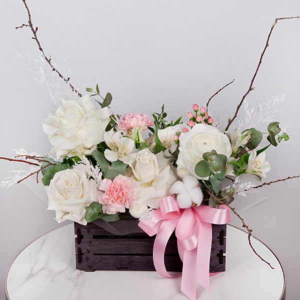 White rose 50 cm Ecuador - 3, Ranunculus White - 1, Alstromeria white, soft pink - 5, Pink carnation - 3, Wooden pot, Oasis, Artificial branch, Dried flowers in assortment, Hypericum, Cotton bud, Eucalyptus, Wrapping Paper