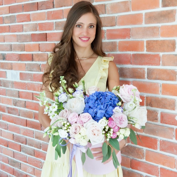 Blue/purple hydrangea - 1, Rose Powder 50 cm Ecuador (Quicksand, Menta) - 7, Peony style roses - 6, White Matthiola - 4, Spray rose: white, cream, light pink 50 cm - 6, Purple Lisianthus (Eustoma) - 5, Round flower box medium, Oasis, Wrapping Paper, Eucalyptus populus (1 pc.), Hypericum, Veronica spray