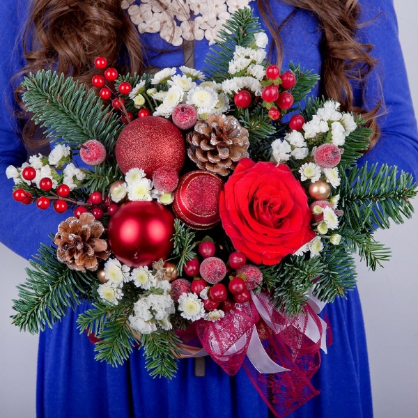 Red rose 50 cm - 3, Athos poms Stallion - 2, Ceramic pot, Oasis, Spruce branches (1pc.), Christmas decor (set), White statice, Hypericum, Ribbon