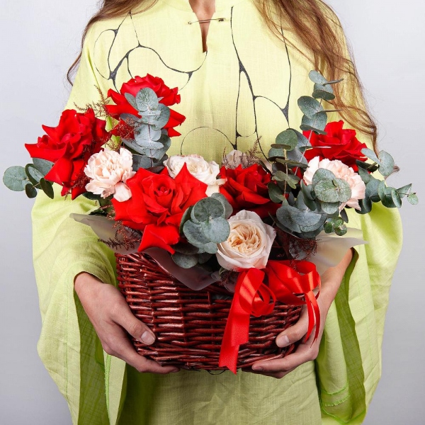 Роза Эквадор красная 50 см - 7, Роза пионовидная 'OHara' белая - 3, Гвоздика розовая - 9, Корзина маленькая, Оазис, Эвкалипт, Аспарагус умбелатус, Современная упаковка