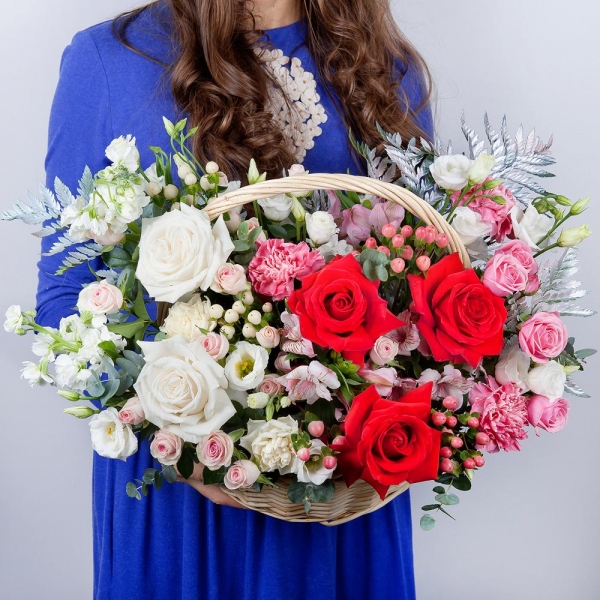 Red rose Nina 50 cm - 3, White rose 50 cm Ecuador - 4, White Matthiola - 2, Pink carnation - 3, Spray rose: white, cream, light pink 50 cm - 4, Alstromeria white, soft pink - 3, lisianthus - 4, Carnation white, cream - 3, Medium Basket, Oasis, Fern (1 pc.), Eucalyptus Cinerea, Hypericum
