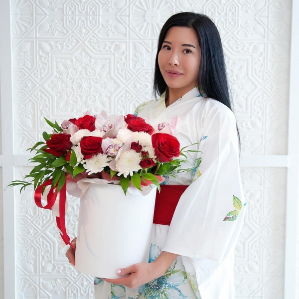 Red rose 50 cm - 9, Pink Cymbidium Orchid Bud - 6, Baltica White Spray Chrysanthemum - 4, Spray rose: red 50 cm - 2, Carnation white, cream - 5, Round flower box medium, Flask for orchids, Oasis, Ruscus italian, Ribbon