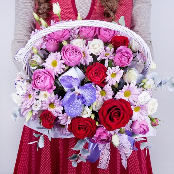 Vanda Orchid bud - 2, Bacardi Pink Spray Chrysanthemum - 4, Spray peony rose Misty Bubbles, 50 cm - 3, Purple Lisianthus (Eustoma) - 4, Red rose 50 cm - 7, Medium Basket, Oasis, Eucalyptus Cinerea, Flask for orchids, Aspidistra (1 pc.), Pistachio, Ribbon
