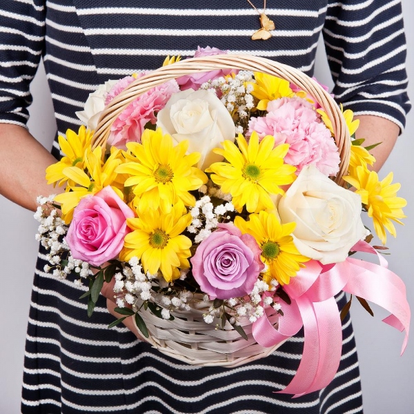 White rose 50 cm - 4, Pink rose 50 cm - 5, Pink carnation - 3, Bacardi Yellow Spray Chrysanthemum - 2, Gypsophila - 1, Small Basket, Oasis, Pistachio