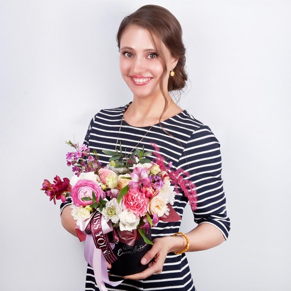 Ranunculus Pink - 1, Freesia - 1, Alstromeria white, soft pink - 2, Pink carnation - 3, Spray rose: white, cream, light pink 50 cm - 3, lisianthus - 2, Baltica White Spray Chrysanthemum - 2, Pink tulip - 1, Round flower box small , Oasis, Waxflower (1 pc.), Dried flowers decor, Wrapping Paper, Eucalyptus