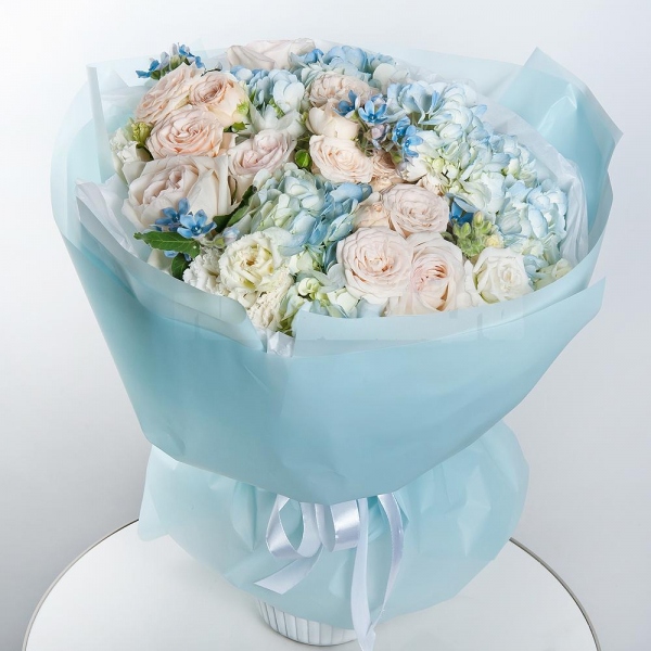 Blue/purple hydrangea - 4, Peony rose pink 'OHara' - 13, Peony sprayrose - 3, lisianthus - 4, Oksipetalum, Wrapping Paper