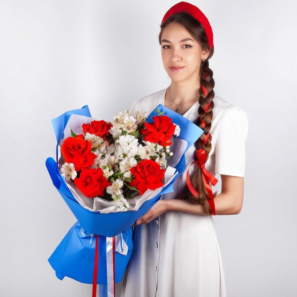 Red rose Nina 50 cm - 7, Bacardi White Spray Chrysanthemum - 3, Alstromeria white, soft pink - 9, White spray carnation - 2, Hypericum, White statice, Wrapping Paper