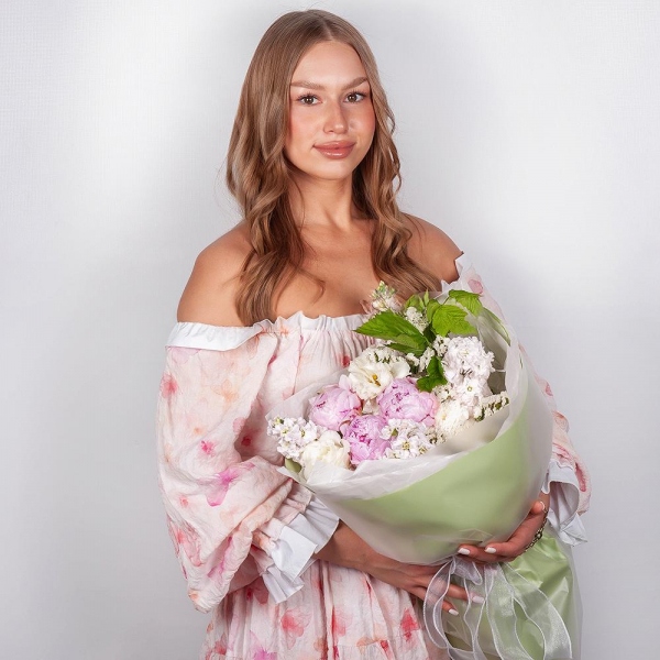 Peony pink - 3, Baltica White Spray Chrysanthemum - 5, Matthiola Lilac - 4, lisianthus - 2, White statice, Wrapping Paper,  Raspberry branch