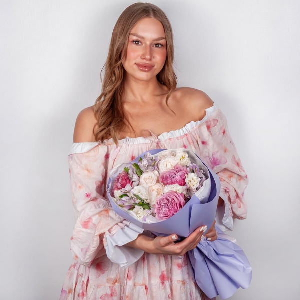Pink rose Country Blues 50 cm - 5, Peony sprayrose - 2, Baltica White Spray Chrysanthemum - 1, Alstromeria lilac, purple - 9, lisianthus - 2, Wrapping Paper