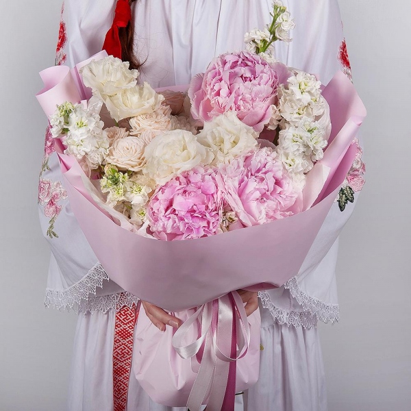 Peony pink - 3, Baltica White Spray Chrysanthemum - 5, lisianthus - 3, Peony sprayrose - 5, White Matthiola - 11, Wrapping Paper