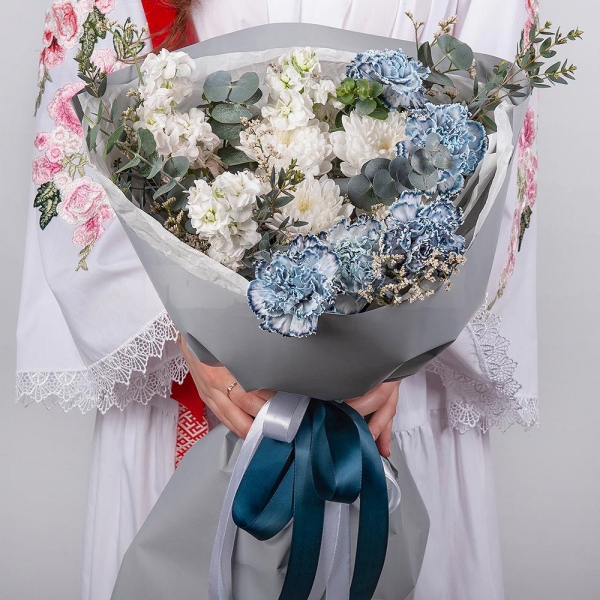 Carnation white, cream - 11, Baltica White Spray Chrysanthemum - 1, White Matthiola - 3, Limonium (1 pc.), Eucalyptus, Wrapping Paper