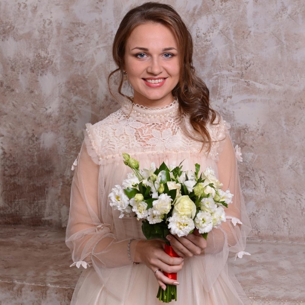 White rose 50 cm - 13, Freesia - 21, lisianthus - 7, Ruscus, Ribbon