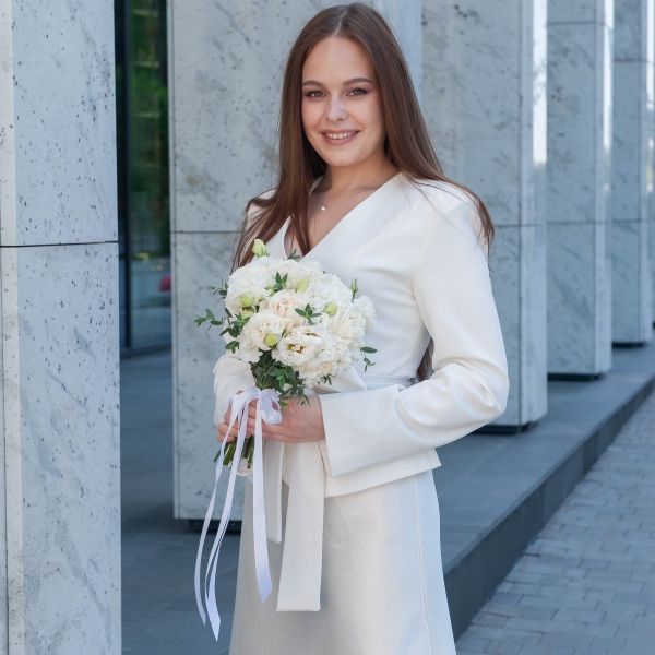 White rose 50 cm Ecuador - 3, lisianthus - 4, Carnation white, cream, Eucalyptus parvifolia (1 pc.), Ribbon