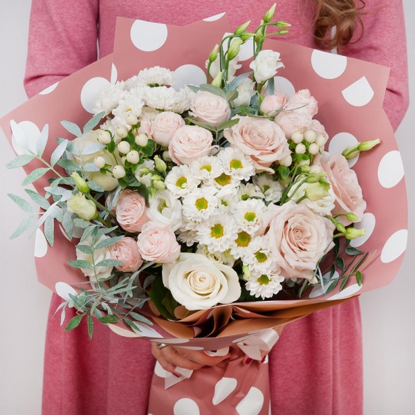 Santini White Spray Chrysanthemum - 5, Rose Powder 50 cm Ecuador (Quicksand, Menta) - 5, White rose 50 cm - 4, lisianthus - 4, Peony sprayrose - 4, Hypericum, Pistachio, Wrapping Paper