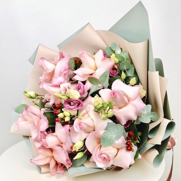 Rose Pink 50 cm Ecuador (Chelo, Hermosa, Novia, Titanik, Engagement, Pink Mondiale) - 15, Pink Lisianthus (Eustoma) - 6, Hypericum, Eucalyptus Cinerea, Wrapping Paper