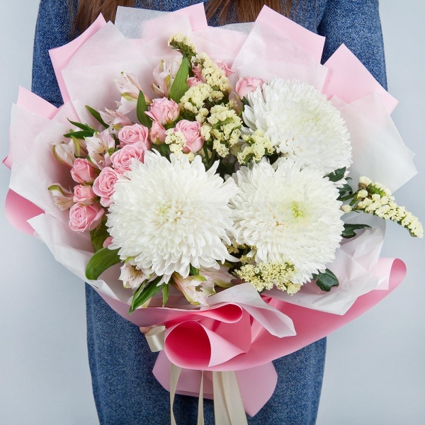 Magnum White Chrysanthemum - 5, Bright pink spray rose mix, 50 cm - 3, Alstromeria white, soft pink - 7, White statice, Wrapping Paper