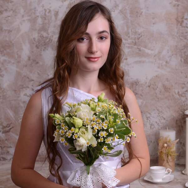 Chamomile - 10, lisianthus - 7, Pittosporum, Ribbon