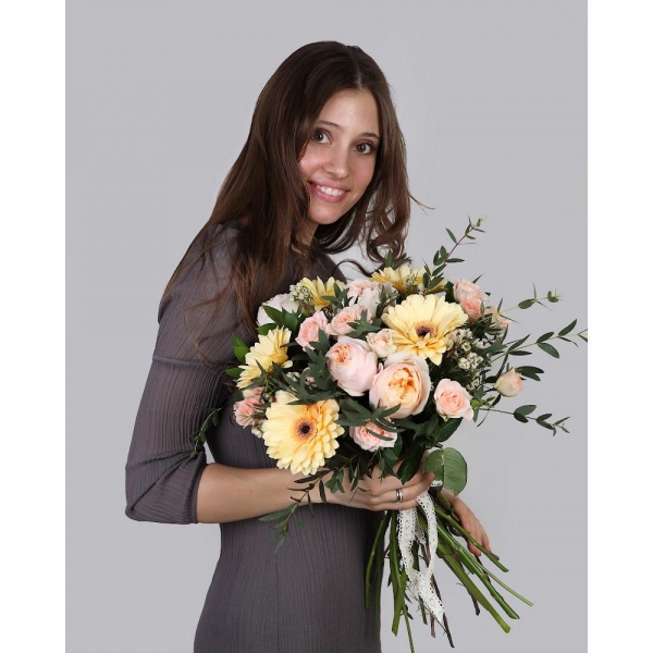 David Austin peonyroses - 7, Gerbera yellow - 7, Spray rose: white, cream, light pink 50 cm - 8, Waxflower (1 pc.), Ruscus, Eucalyptus parvifolia (1 pc.), Ribbon