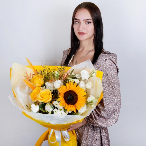 Sunflower - 2, Santini White Spray Chrysanthemum - 4, lisianthus - 4, Yellow rose 50 cm - 4, White spray carnation - 3, Pistachio, Wrapping Paper, Dried flowers decor