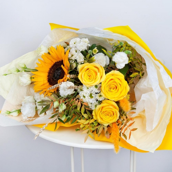Sunflower - 2, Santini White Spray Chrysanthemum - 4, lisianthus - 4, Yellow rose 50 cm - 4, White spray carnation - 3, Pistachio, Wrapping Paper, Dried flowers decor