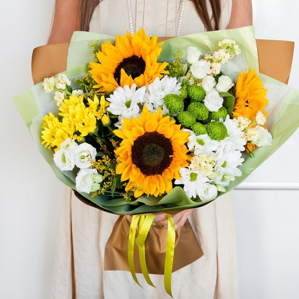 Sunflower - 3, Bacardi White Spray Chrysanthemum - 3, Athos pom Feeling Green - 2, lisianthus - 3, White Matthiola - 5, Bacardi Yellow Spray Chrysanthemum - 2, Solidago (1 pc.), Pistachio, Wrapping Paper