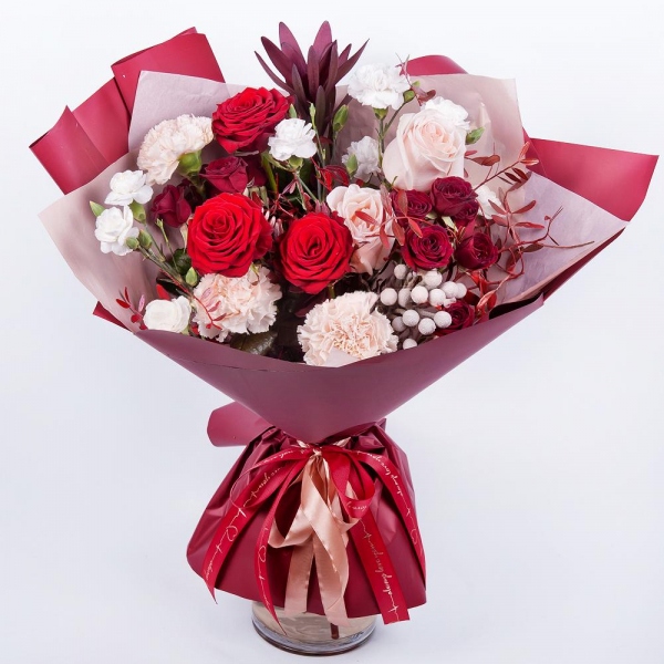 Red rose 50 cm - 4, Rose Cream 50 cm - 3, Spray rose: red 50 cm - 2, Carnation white, cream - 5, White spray carnation - 4, Brunia Green Lanuginosa (1 pc.), Leukodendron, Pistachio, Wrapping Paper