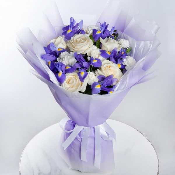 Irises - 10, White rose 50 cm - 7, White spray carnation - 2, Carnation white, cream - 7, Wrapping Paper