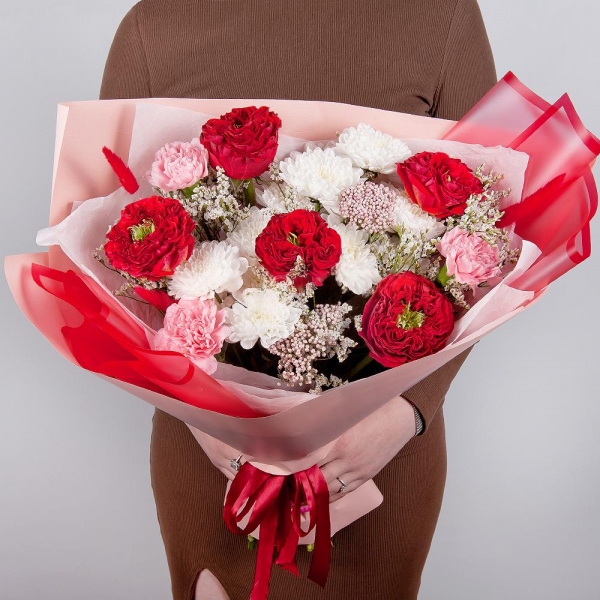 Baltica White Spray Chrysanthemum - 2, Rose Red Monster 50 cm - 5, Pink carnation - 6, Limonium (1 pc.), Ozotamnus, Wrapping Paper, Dried flowers in assortment