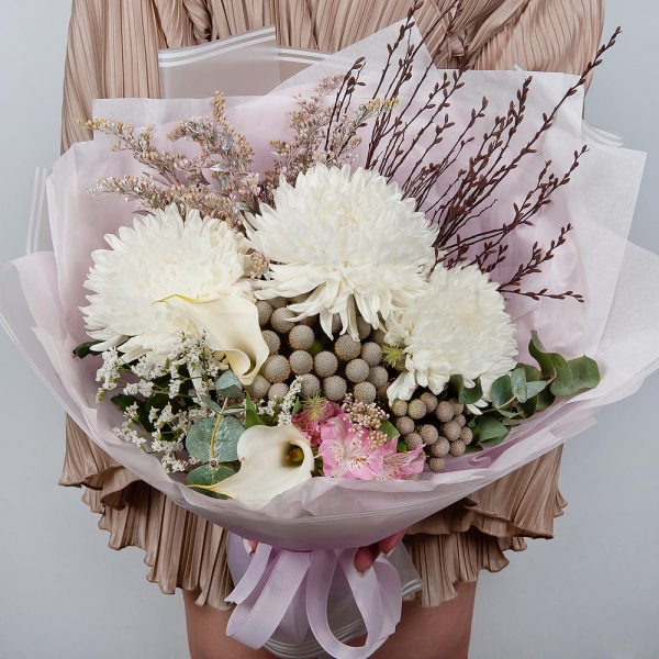 Magnum White Chrysanthemum - 3, Calla lilies - 2, Alstromeria white, soft pink - 3, Brunia Green Lanuginosa (1 pc.), Solidago (1 pc.), Ozotamnus, Limonium (1 pc.), Eucalyptus, Artificial branch, Wrapping Paper