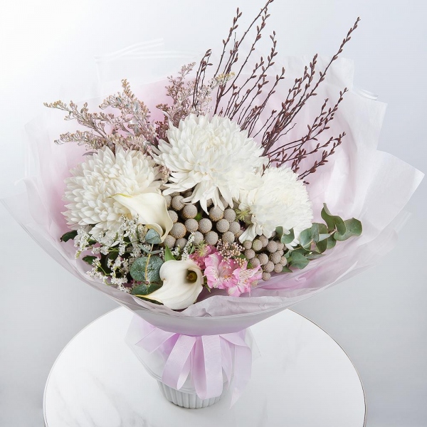 Magnum White Chrysanthemum - 3, Calla lilies - 2, Alstromeria white, soft pink - 3, Brunia Green Lanuginosa (1 pc.), Solidago (1 pc.), Ozotamnus, Limonium (1 pc.), Eucalyptus, Artificial branch, Wrapping Paper