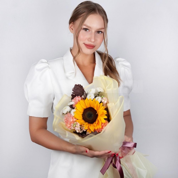 Sunflower - 1, Newton White Spray Chrysanthemum - 3, Pink carnation - 5, Pink Matthiola - 2, Salal, Wrapping Paper